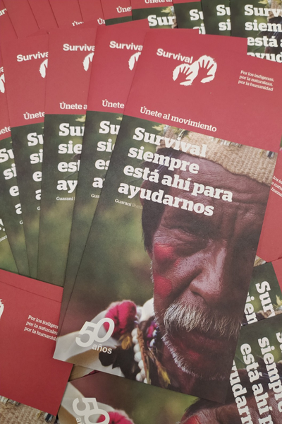 Distribuye folletos de Survival