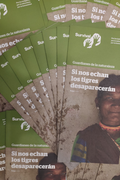 Distribuye folletos Descolonicemos la conservación